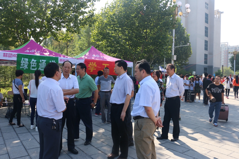 学院领导班子成员前往报到现场视察迎新工作情况