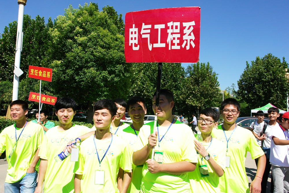 学生志愿者手持指示牌 为到校新生做好正确引导(二)
