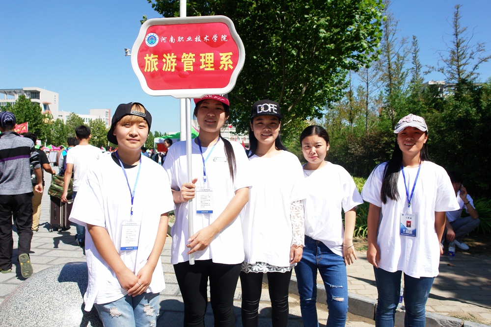 学生志愿者手持指示牌 为到校新生做好正确引导(一)