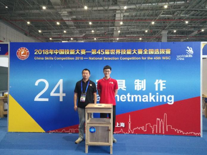 家具制作赛项指导教师王斌和选手杨瑞祥合影